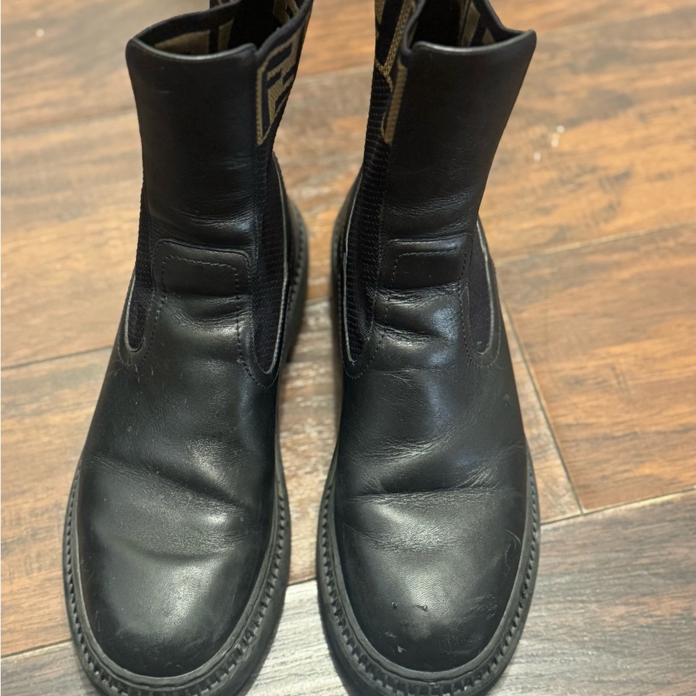 Fendi Black Leather women’s Boots with Logo Detail - Picture 3 of 4